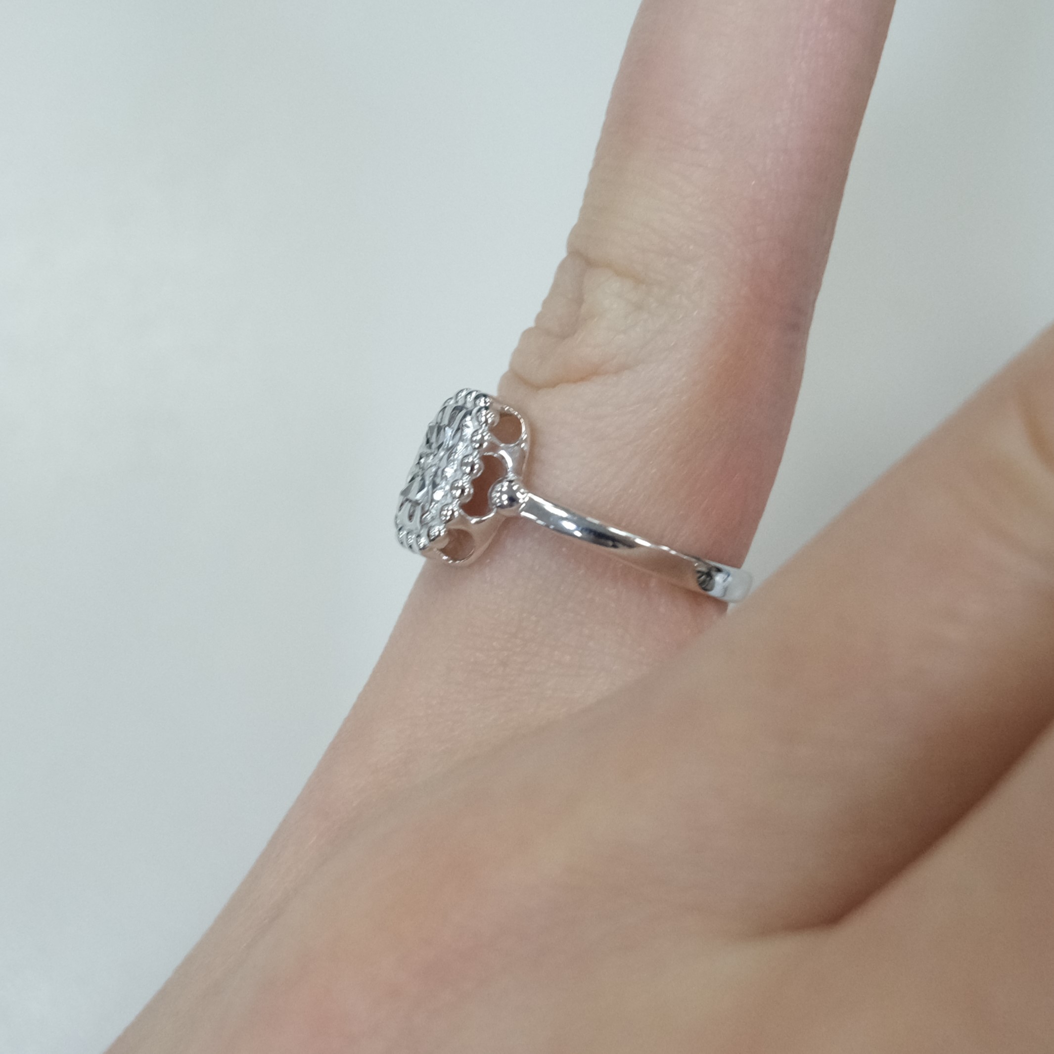 Серебряное кольцо с бриллиантом
